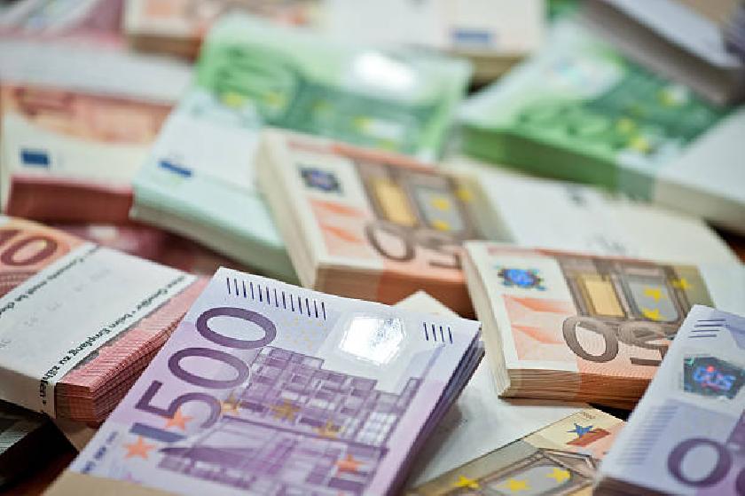 ELLİBEŞ BIN EUROYU SINIRDAN GEÇIRMEYE ÇALIŞANLAR YAKAYI ELE VERDI